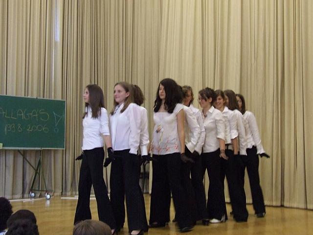 8b 19