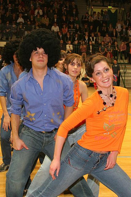 318